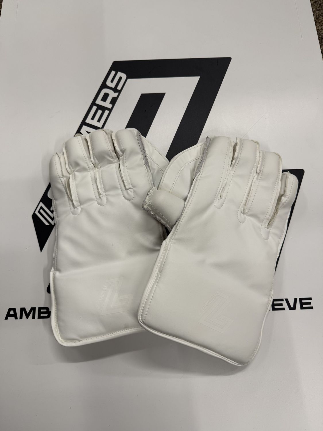 Lorimers Players Wicket Keeping Gloves (White - Large) Lorimers Players Wicket Keeping Gloves (White - Large)