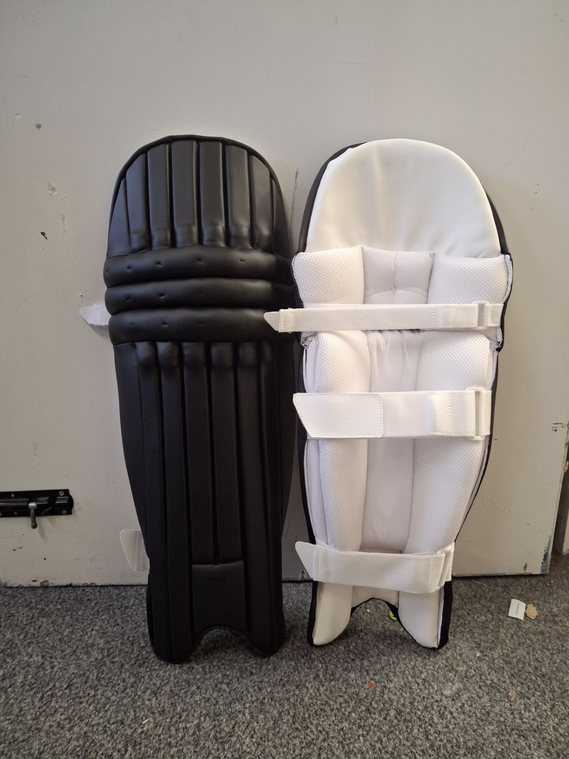Lorimers Cricket Junior Pro Black Batting Pads Lorimers Cricket Junior Pro Black Batting Pads