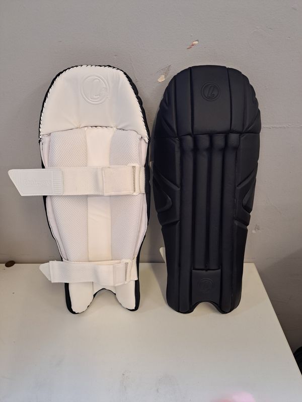 Lorimers Cricket Pro Players v2 Black Wicket Keeping Pads Lorimers Cricket Pro Players v2 Black Wicket Keeping Pads