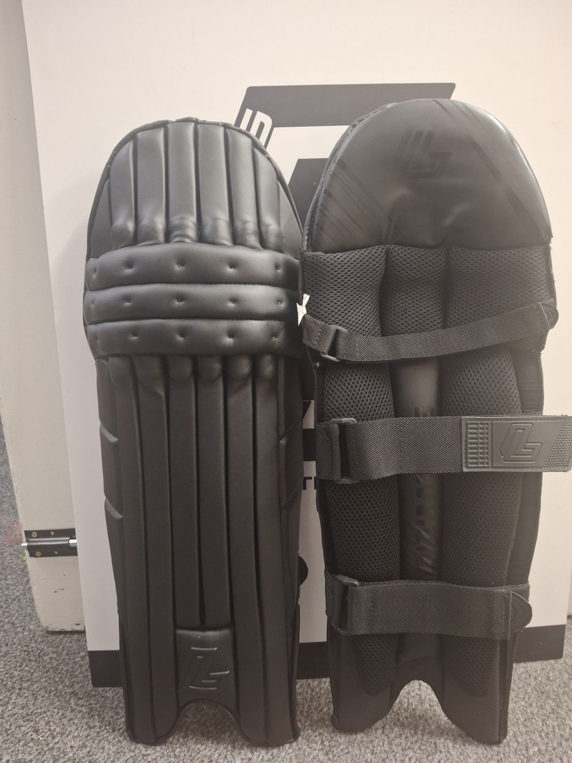 2026 Lorimers Cricket Pro Edition Black Batting Pads 2026 Lorimers Cricket Pro Edition Black Batting Pads