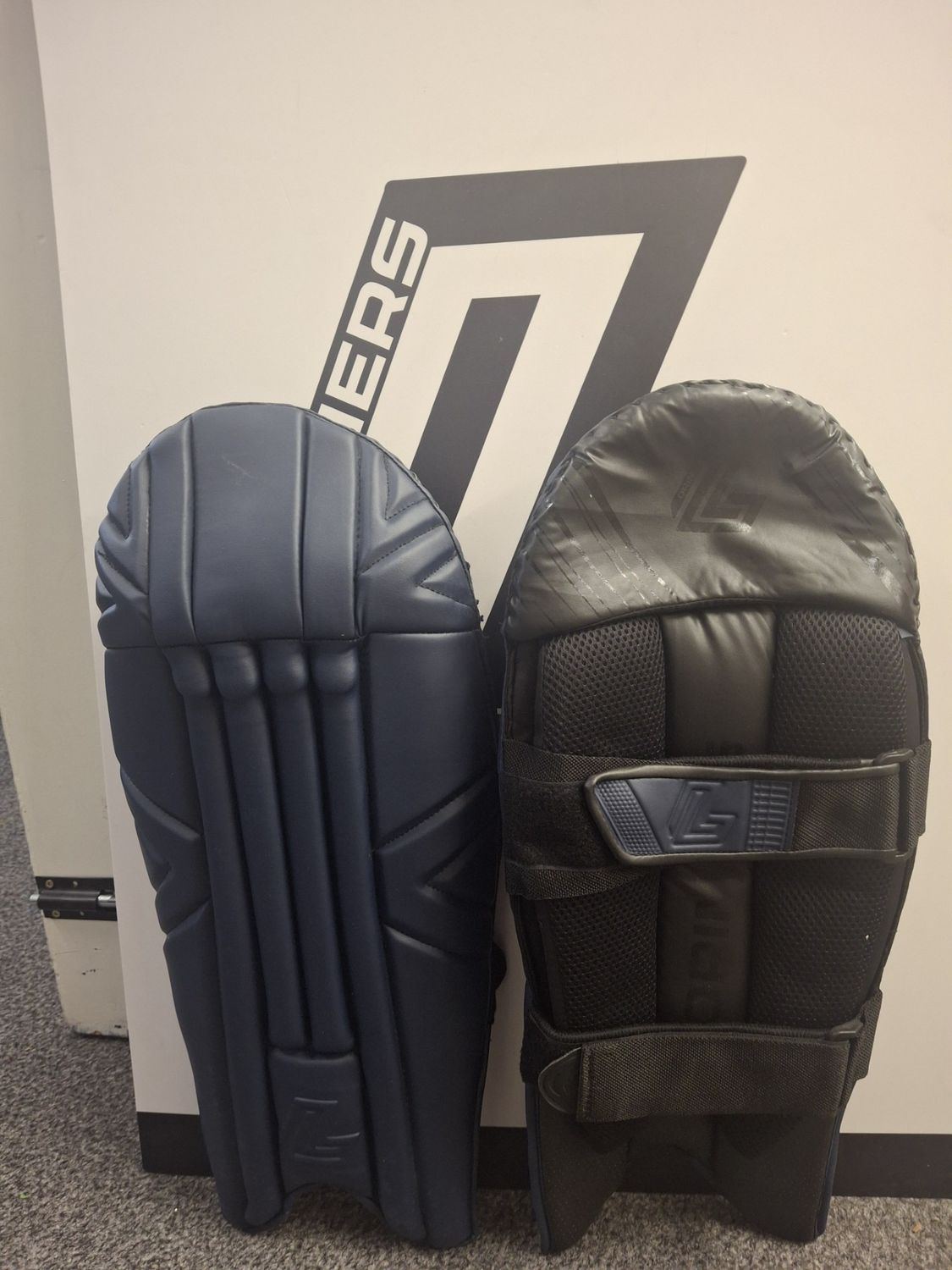 2026 Lorimers Cricket Pro Players v2 Wicket Keeping Pads - Navy 2026 Lorimers Cricket Pro Players v2 Wicket Keeping Pads - Navy