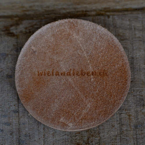 Bio Leder Glasuntersetzer mit wielandleben.ch-Logo