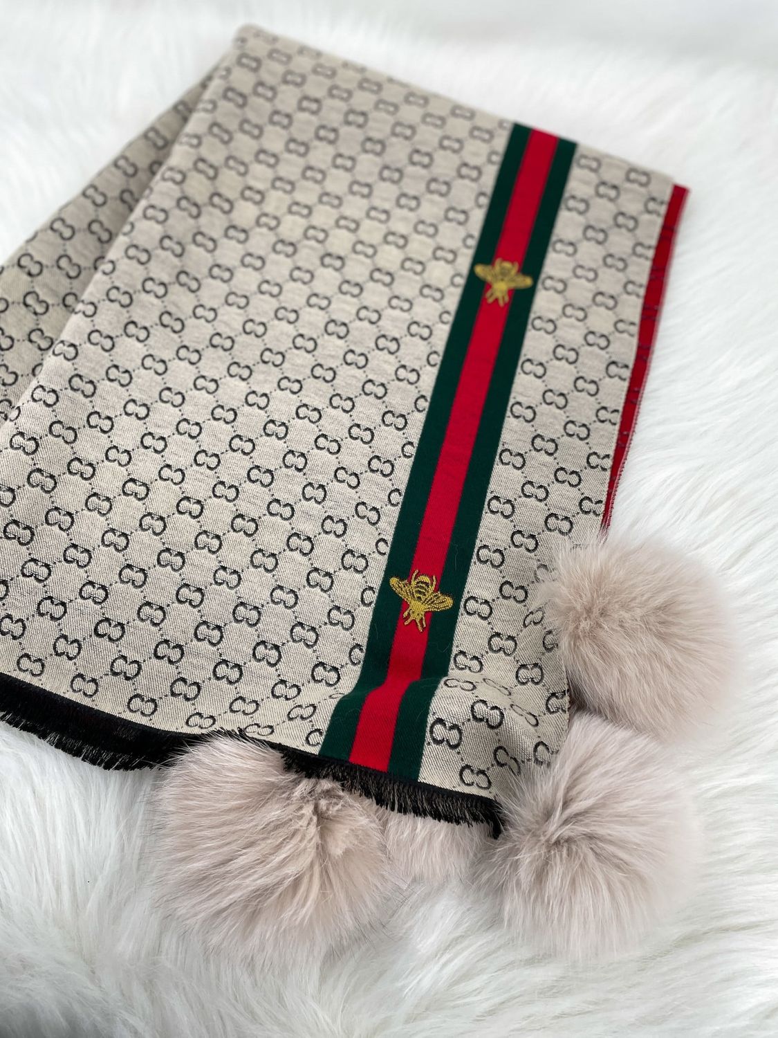 Bee Shawl with Fox 