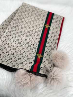 Bee Shawl with Fox 