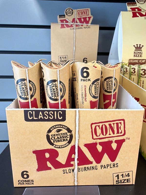 RAW Classic 1 1/4 Pre-Rolled Cones - 6 Pack