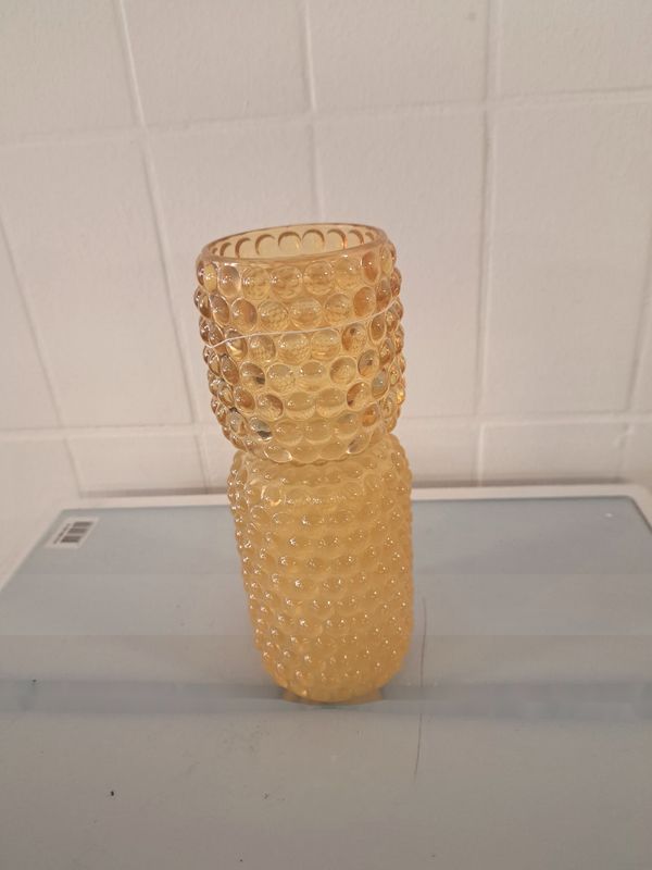 Amberkleurige glazen kandelaar