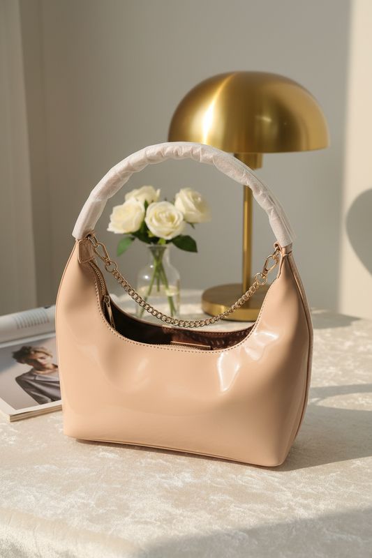 Cartera de Hombro Estilo Hobo con Acabado Charol Brillante