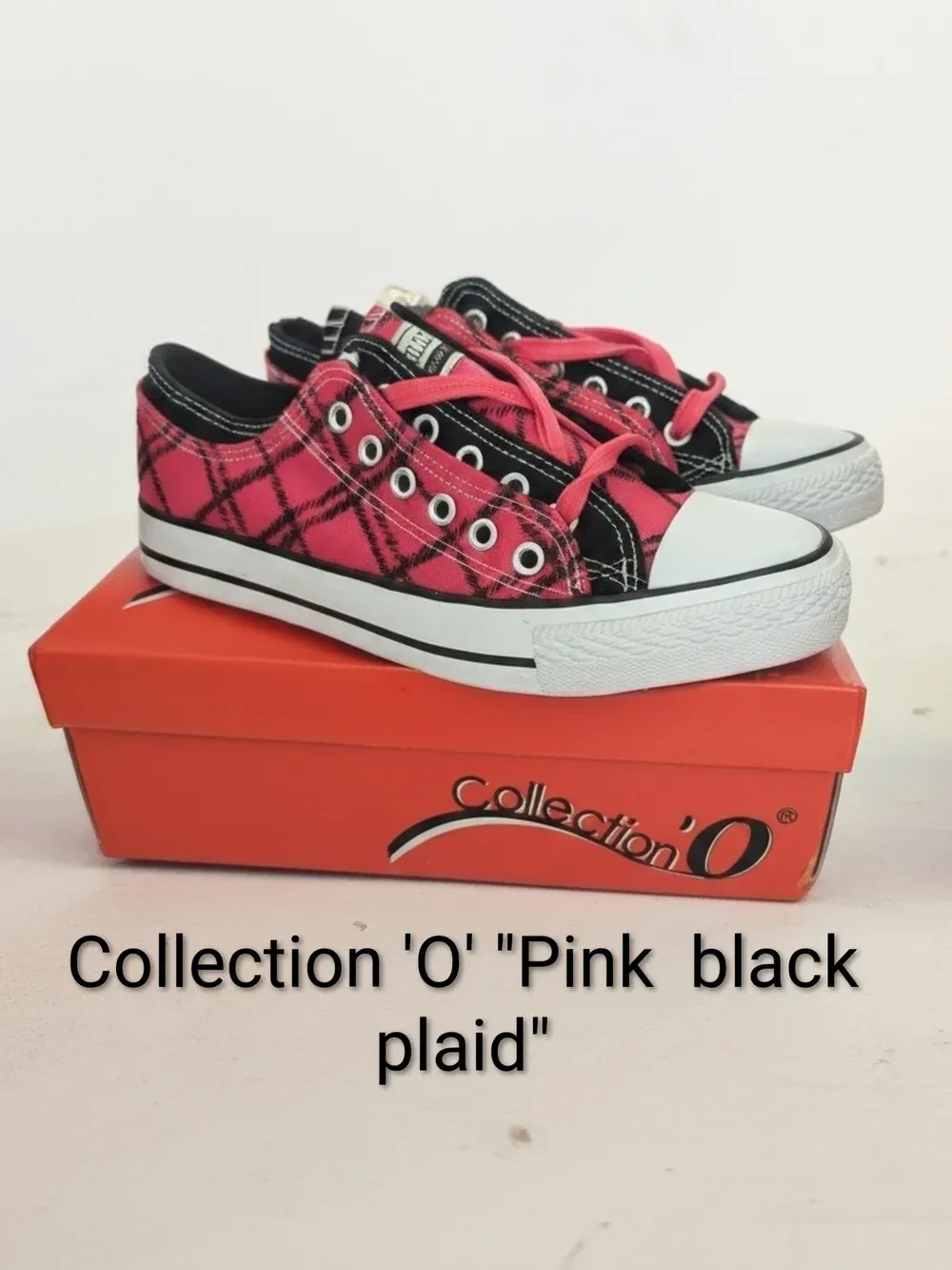 Collection' O Pink Black Plaid Low-Top Sneakers Womens Size 5 New W/Box