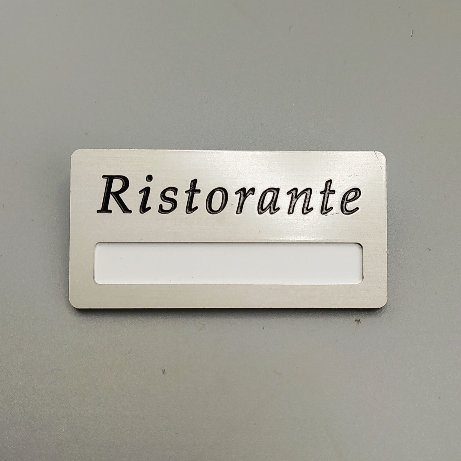 Targhette badges personalizzabili in ottone con testo inciso