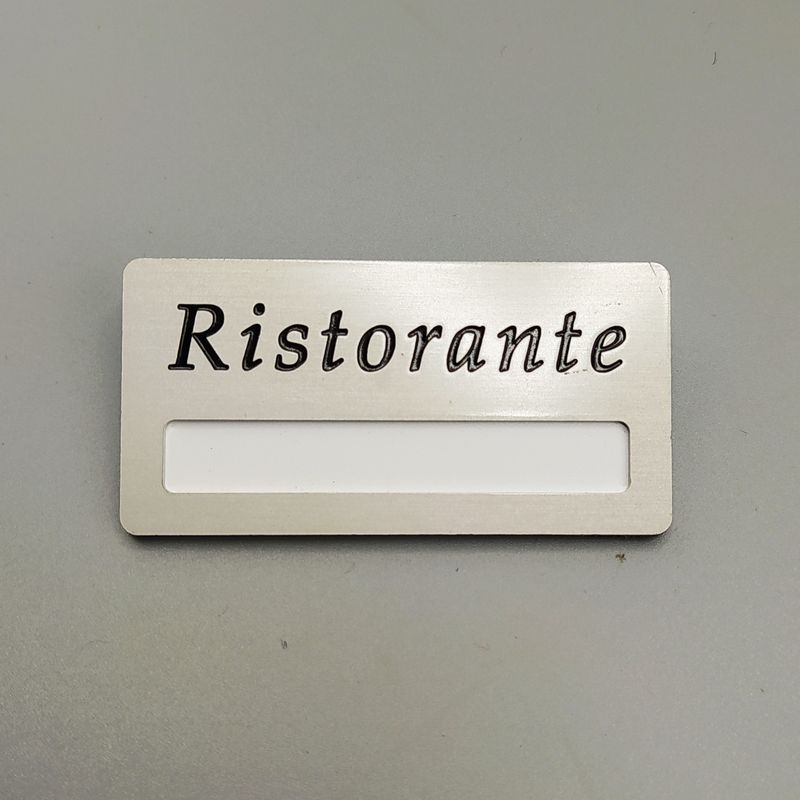 Targhette badges personalizzabili in ottone con testo inciso Targhette badges personalizzabili in ottone con testo inciso