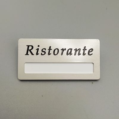 Targhette badges personalizzabili in ottone con testo inciso Targhette badges personalizzabili in ottone con testo inciso