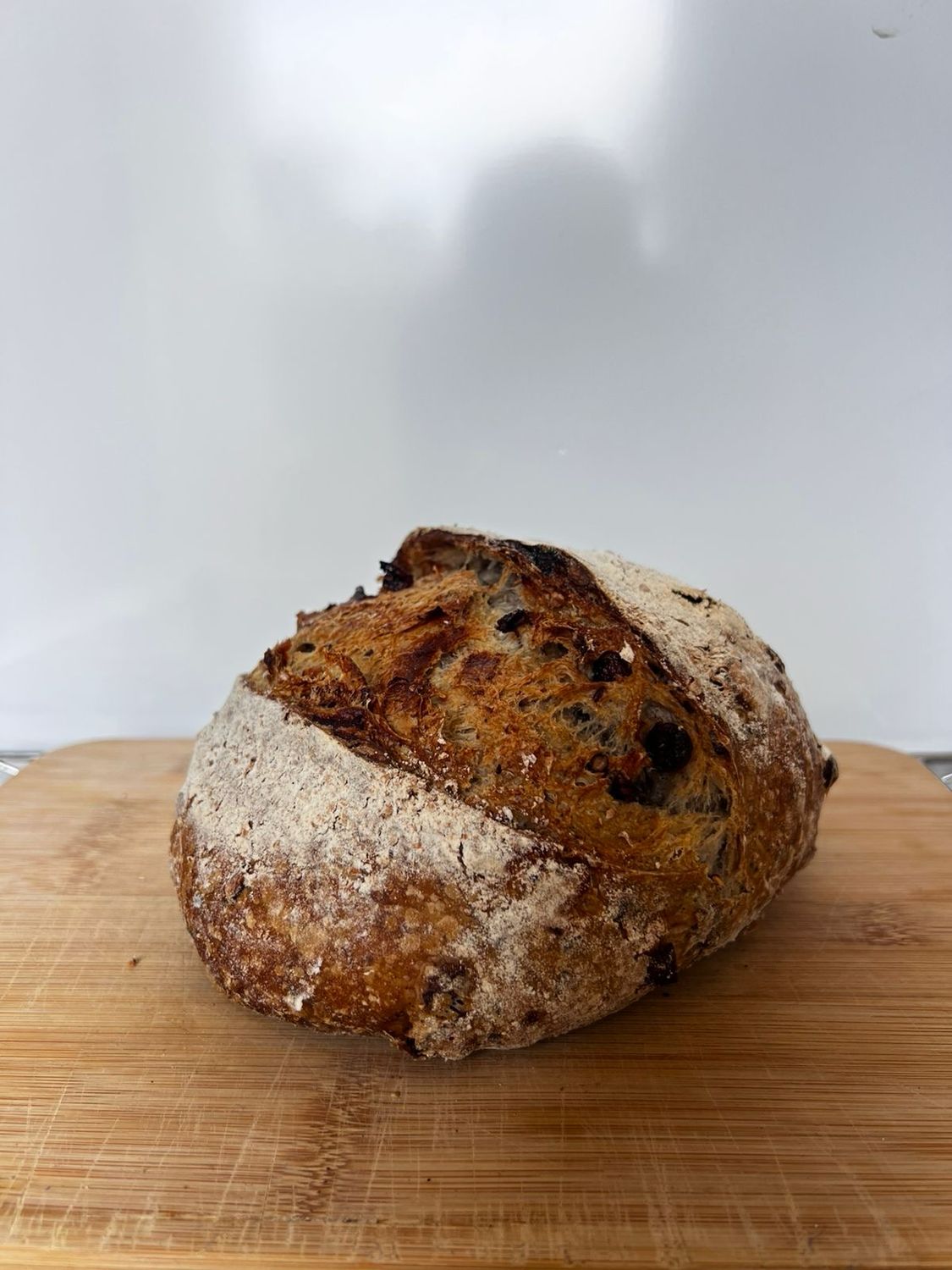 Hogaza de masa madre y aceitunas con orégano