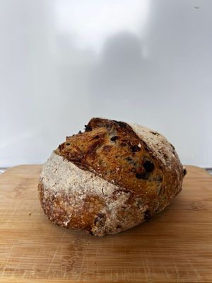 Hogaza de masa madre y aceitunas con orégano
