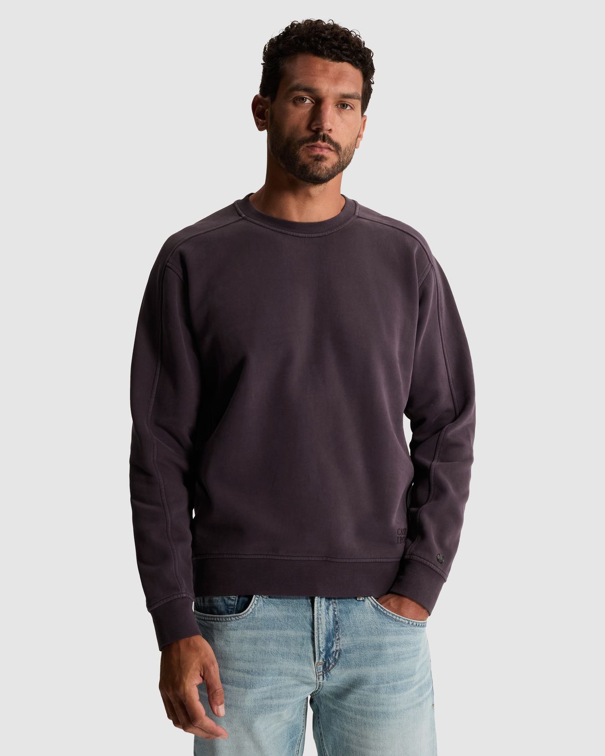 Cast Iron Sweatshirt met garment-dye wassing en off-placed branding