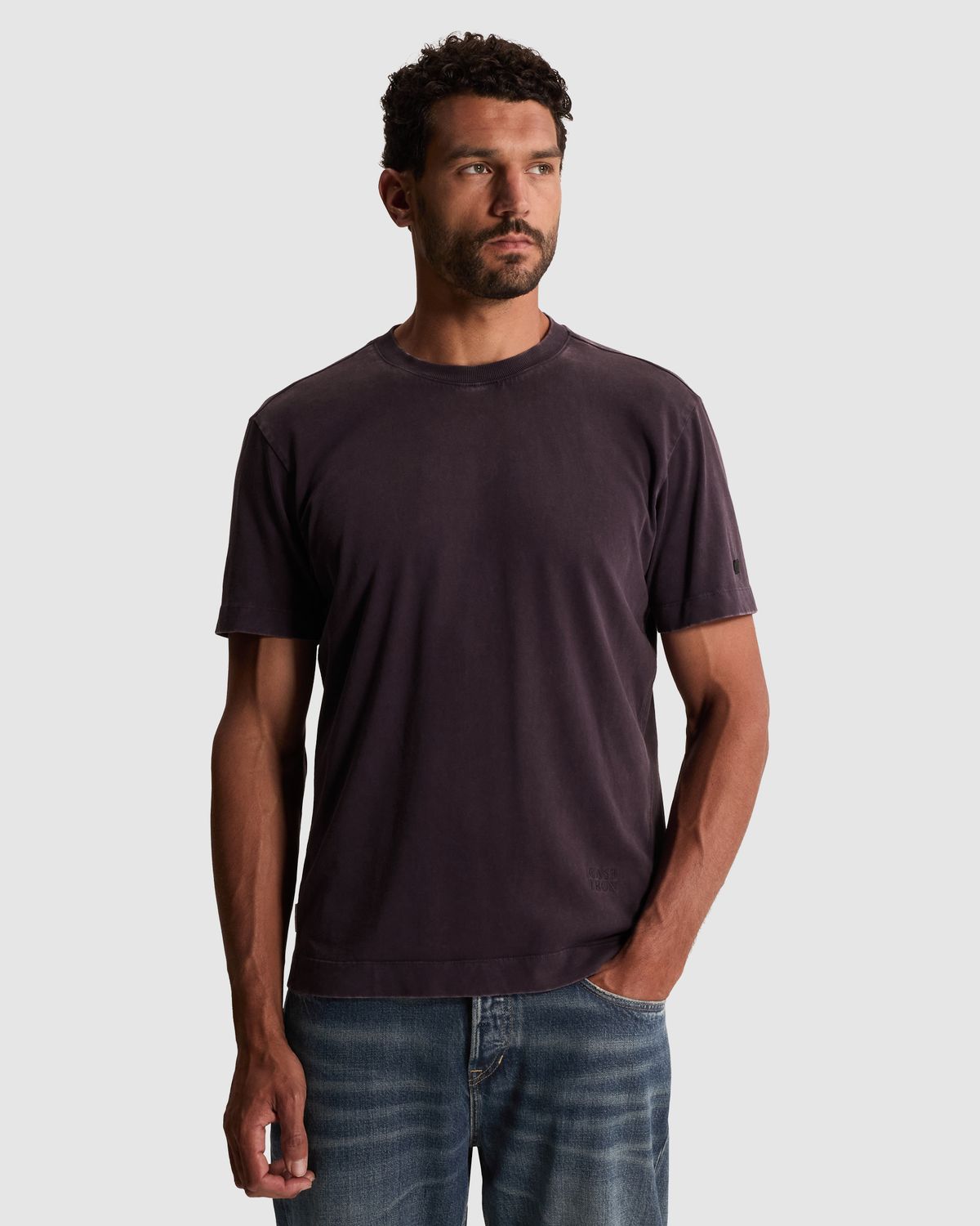Cast Iron T-shirt met garment-dye wassing en off-placed branding