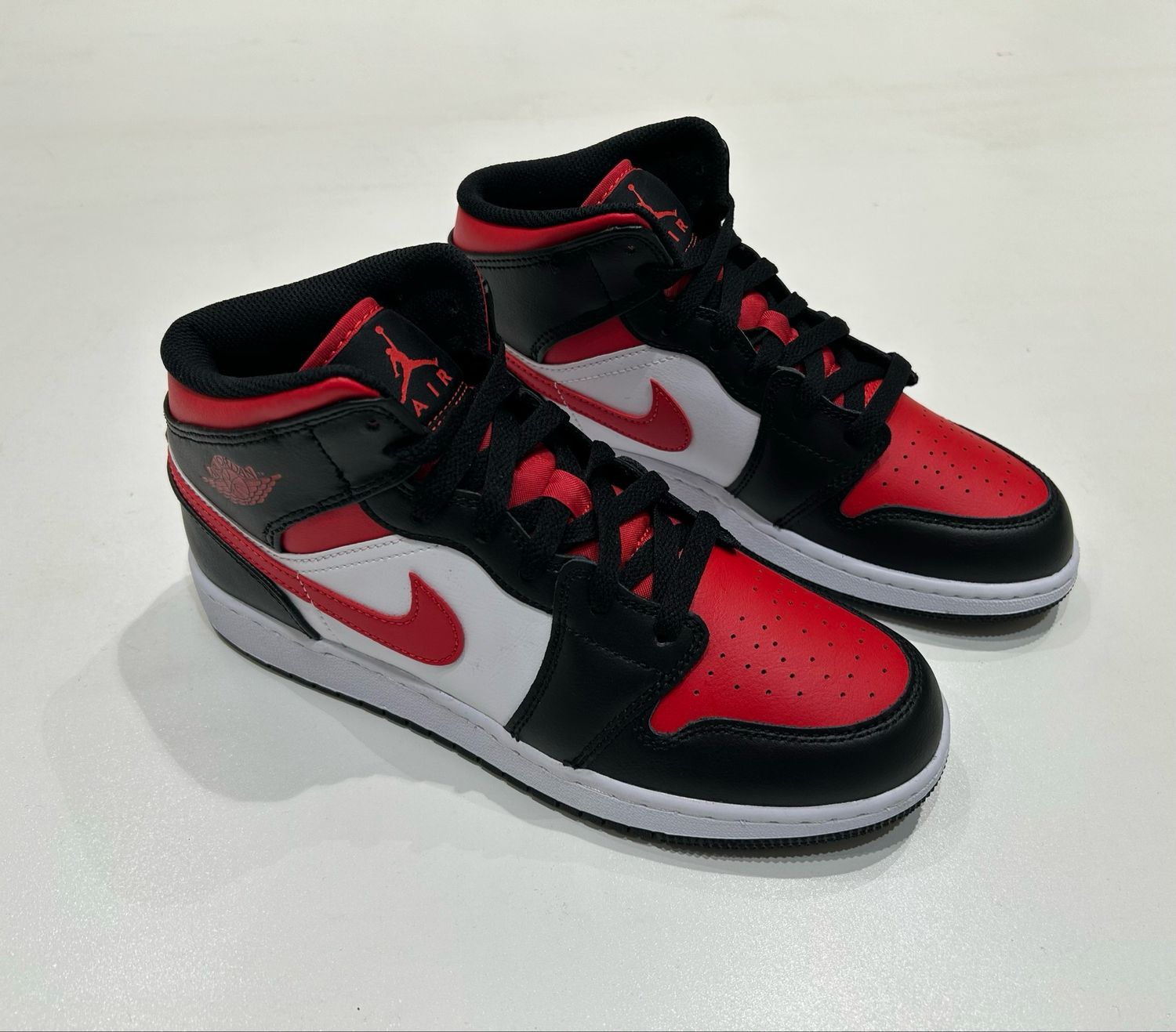 Nike Air Jordan 1 Mid (GS) Gr. 39 UVP 120€ Nike Air Jordan 1 Mid (GS) Gr. 39 UVP 120€