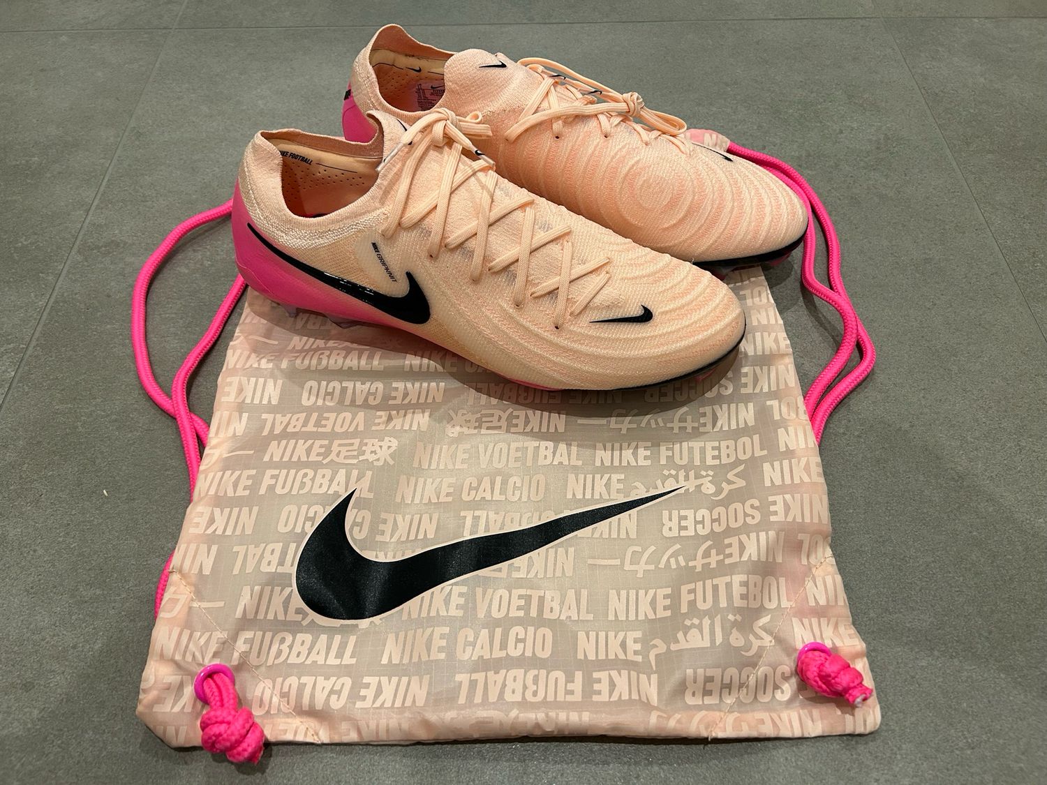 Nike Phantom GX II Elite FG Fußballschuhe – Crimson Tint/Pink Blast – Gripknit Gr.45 Nike Phantom GX II Elite FG Fußballschuhe – Crimson Tint/Pink Blast – Gripknit Gr.45