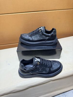 Louis Vuitton Rivoli Monogram Herren-Freizeitsneaker LTA02