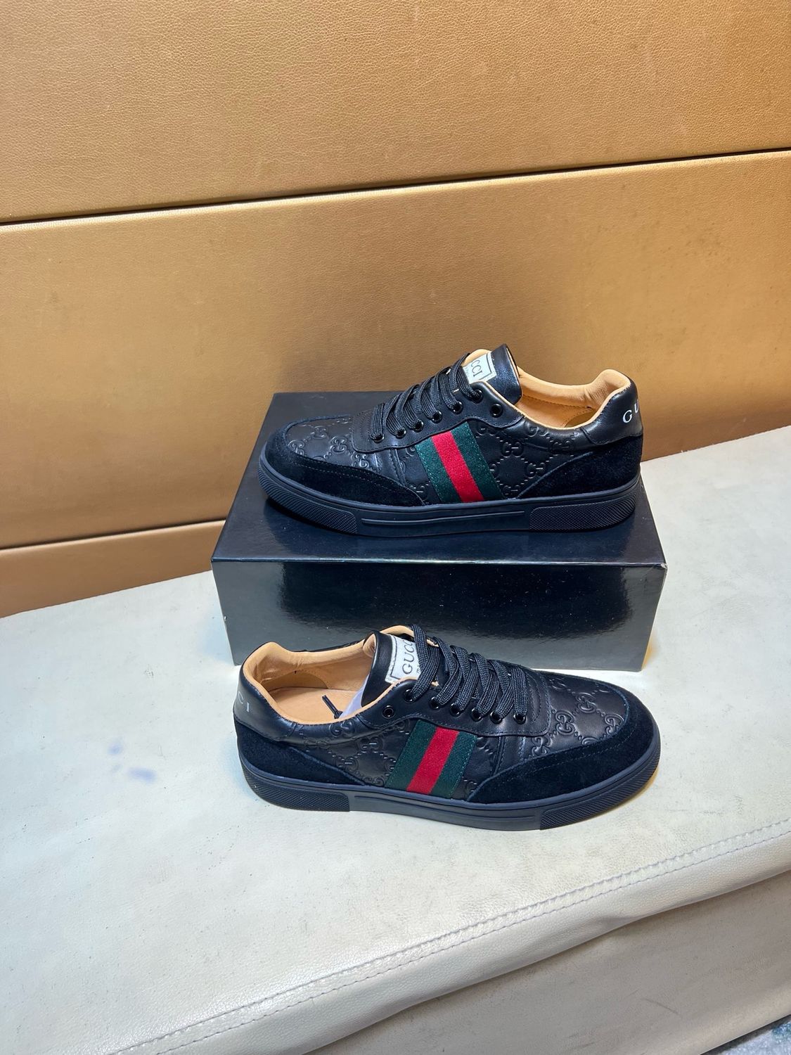 Gucci Screener sportliche Herren-Freizeitsneaker mit Prägung GDA03