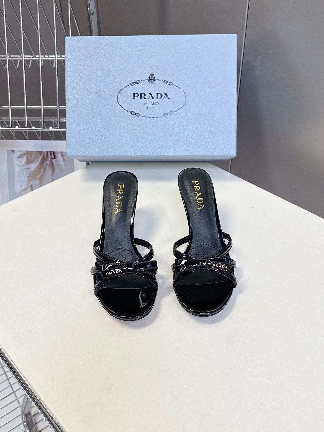 Sandali mule da donna Prada con fiocco e tacco alto JPA01