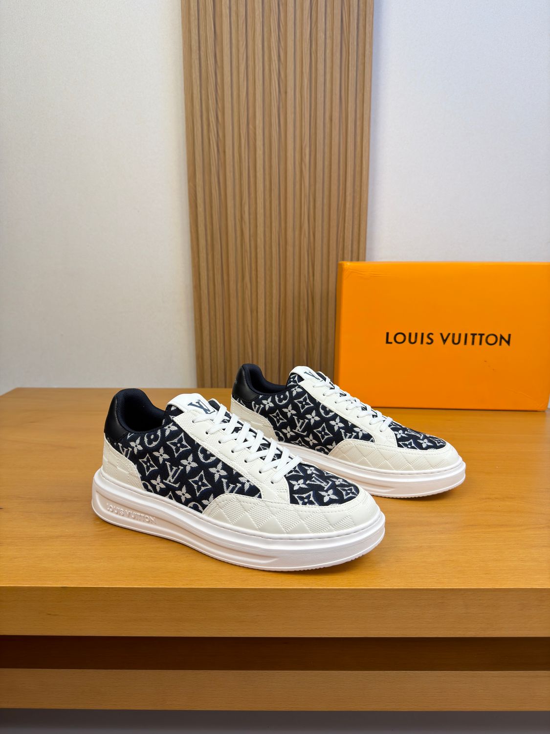 Sneakers sportive casual da uomo Louis Vuitton Beverly Hills Monogram LTA07
