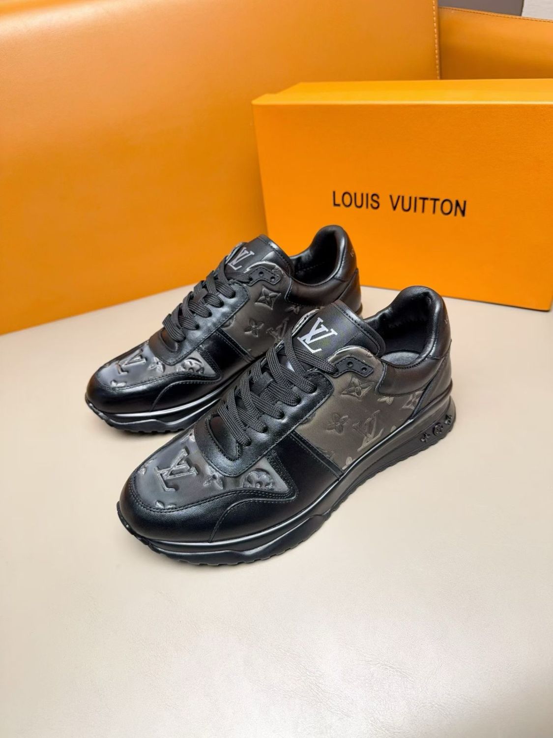Sneakers sportive casual da uomo Louis Vuitton Run Away LTA30