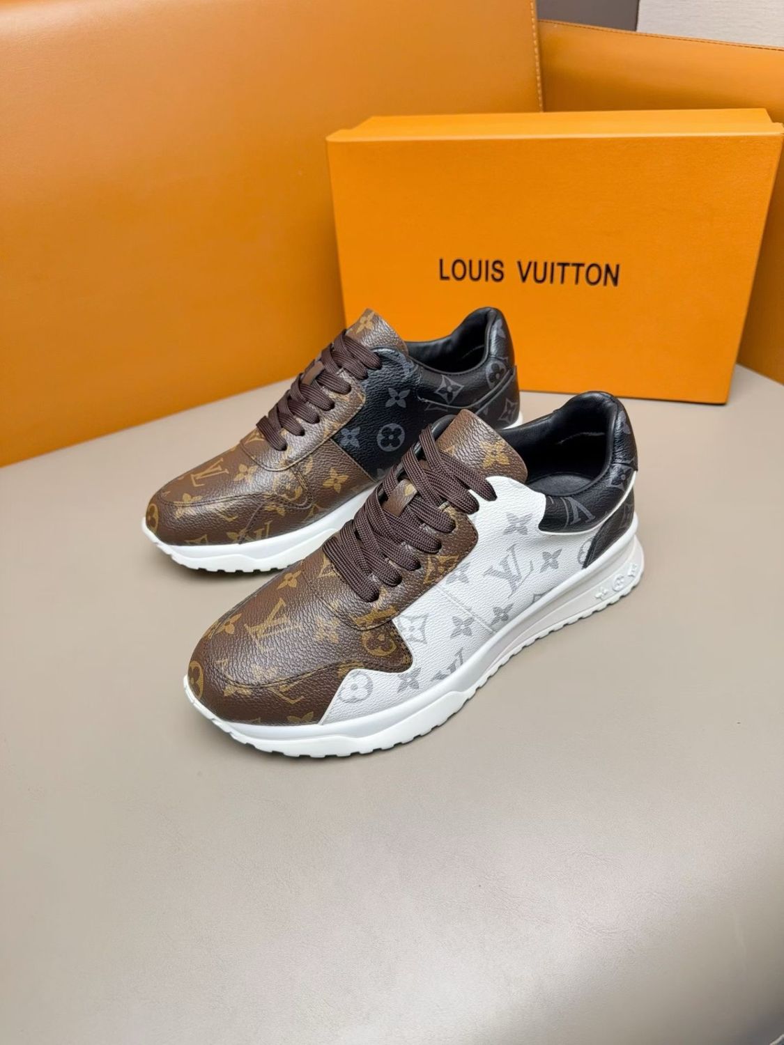 Sneakers sportive casual da uomo Louis Vuitton Run Away Monogram LTA27