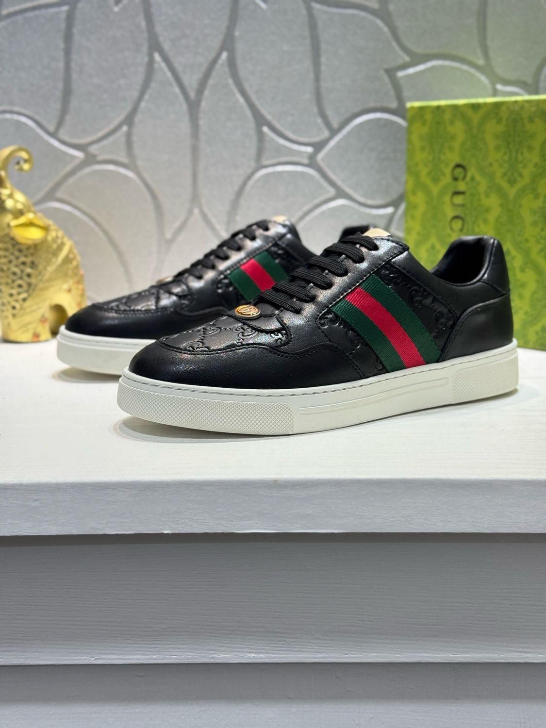 Sneakers casual da uomo Gucci con motivo GG in rilievo GDA16