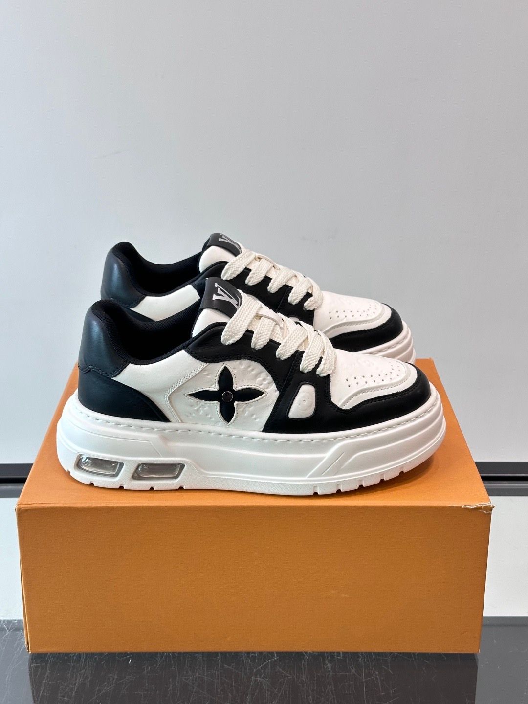 Louis Vuitton Trainer Maxi men shoes casual sneakers LTD08