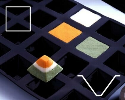 Pyramide vormpjes in bakmat van zwart glasvezelversterkt siliconen.