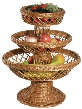 Etagiere-fruitmand van gevlochten wilgentenen.
