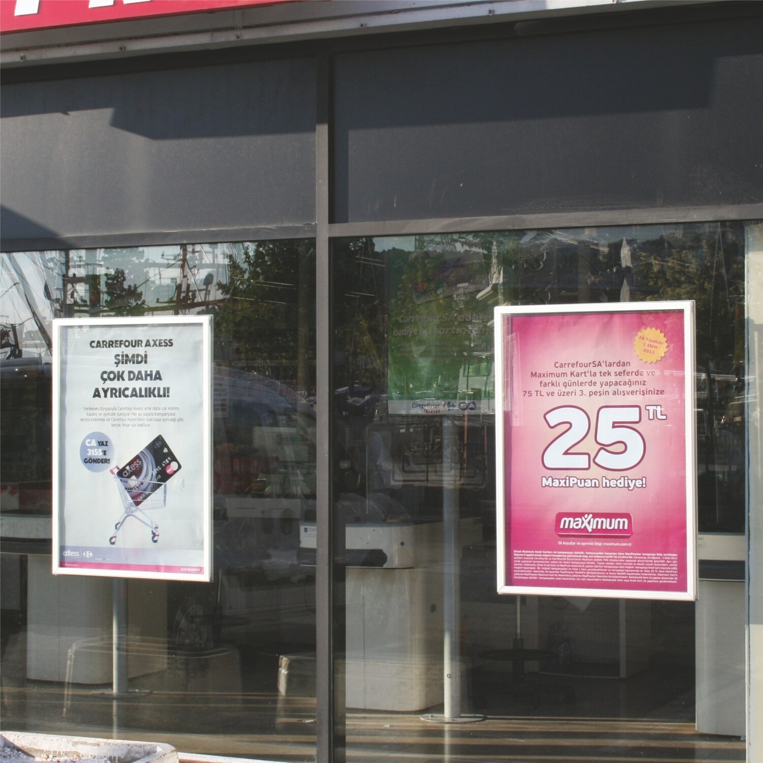 25 mm Posterframe voor aan een winkelruit. / PAGE:31