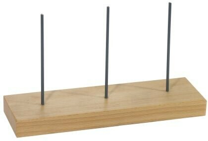Bonnenspies op houten voet.