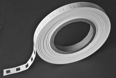 Display hanger met plakrug op rol
