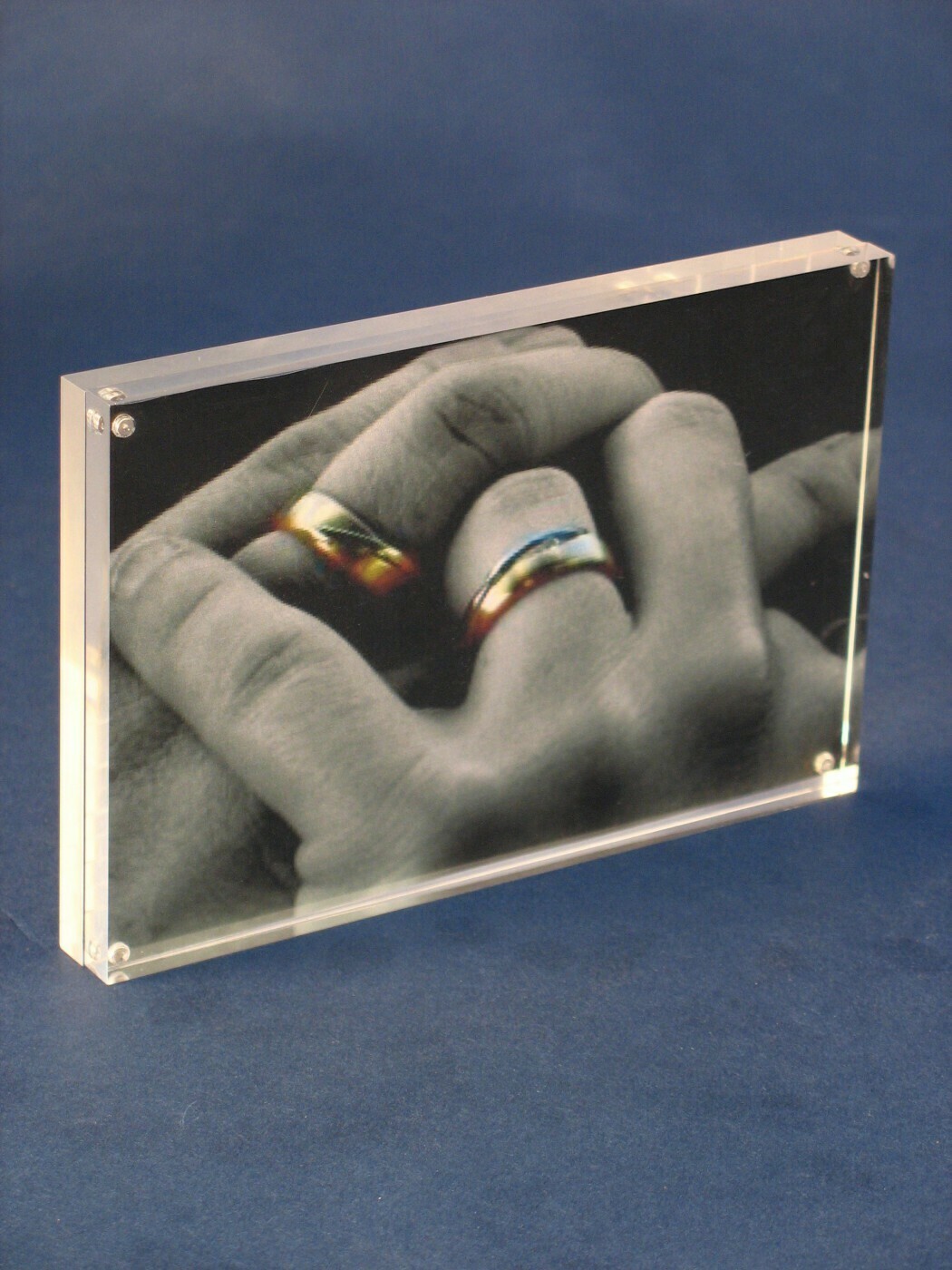 Photo frame with magnet