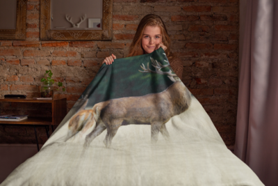 Fleece tæppe med print af Kronhjorte par