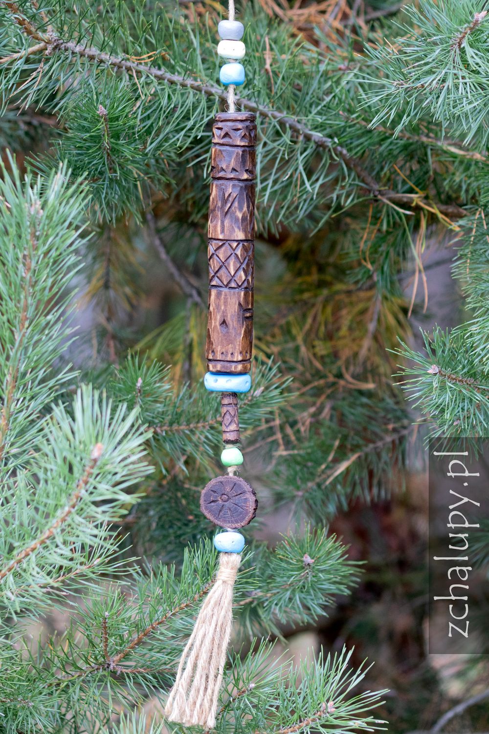 Amulet Welesa — drewniana zawieszka z runami
