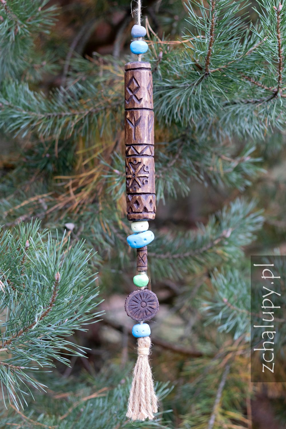 Amulet Peruna — drewniana zawieszka z chwostem