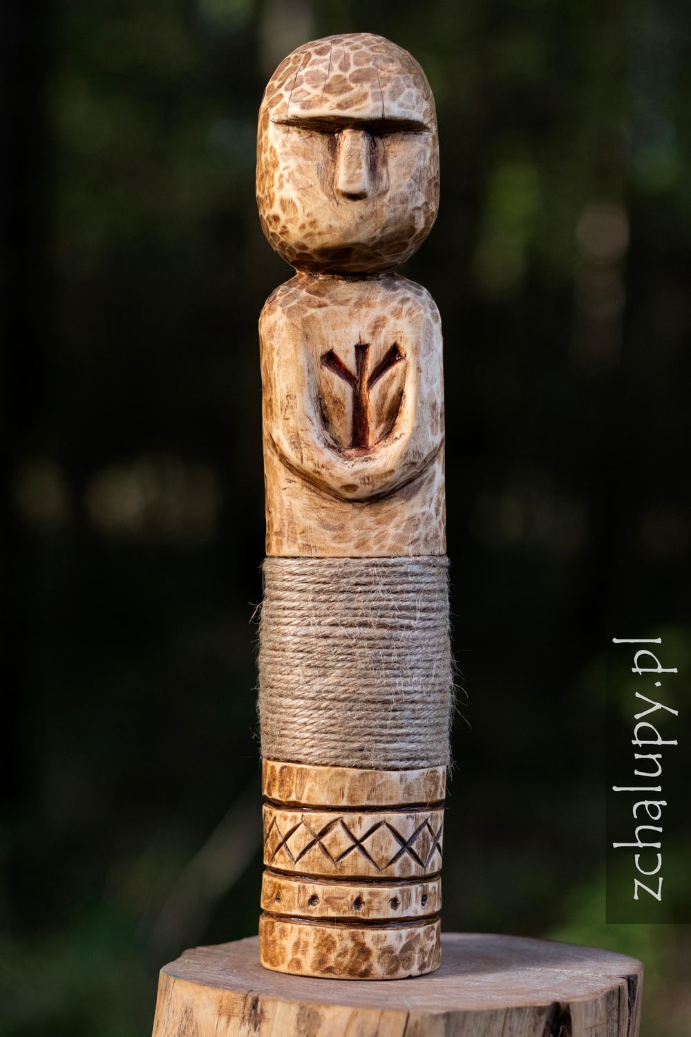 Strażnik Pamięci — ręcznie rzeźbiona figura z drewna olchowego, 30 cm