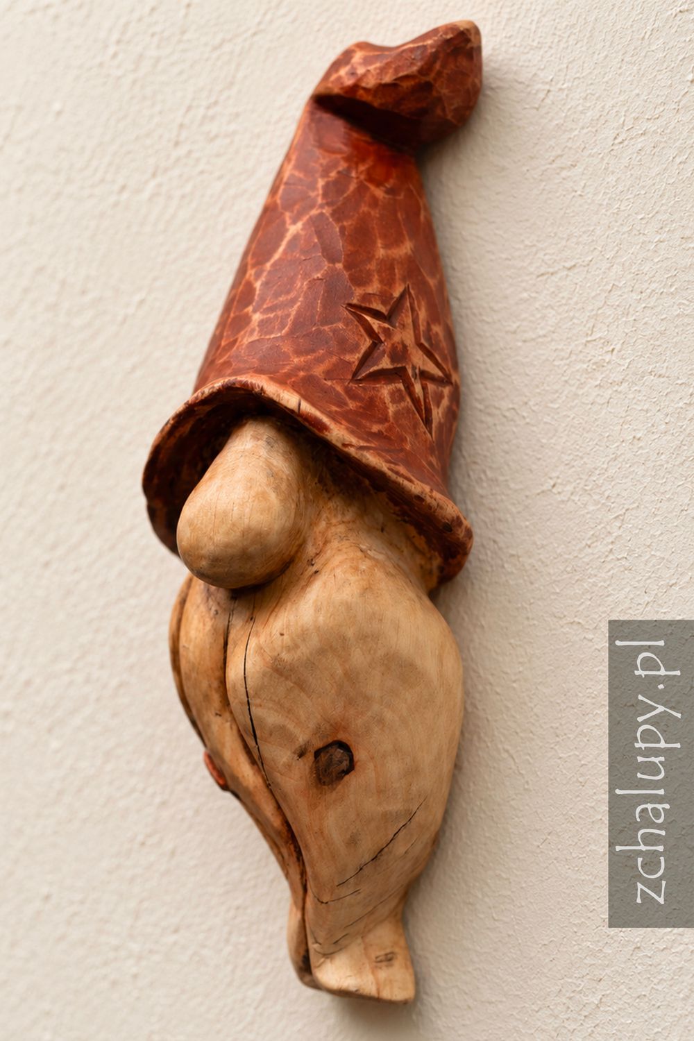 Drewniany skrzat na ścianę – czerwony kapelusz, 18 cm