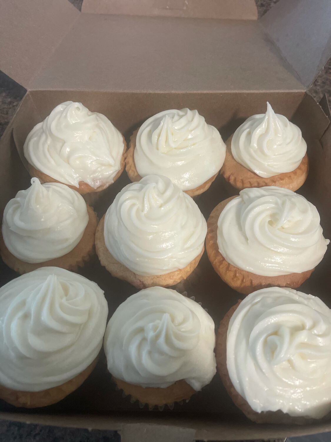 Regular Cupcakes Buttercream Frosting (12)
