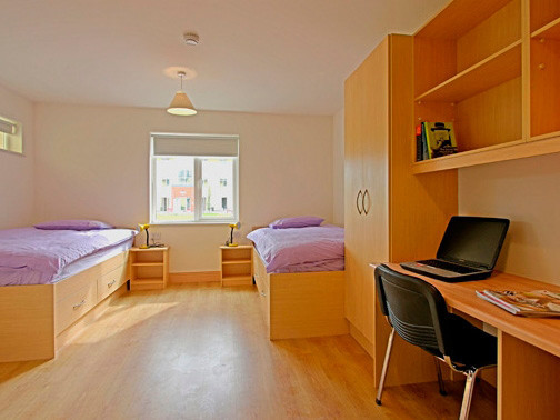 FURNISHED bed in double room for students