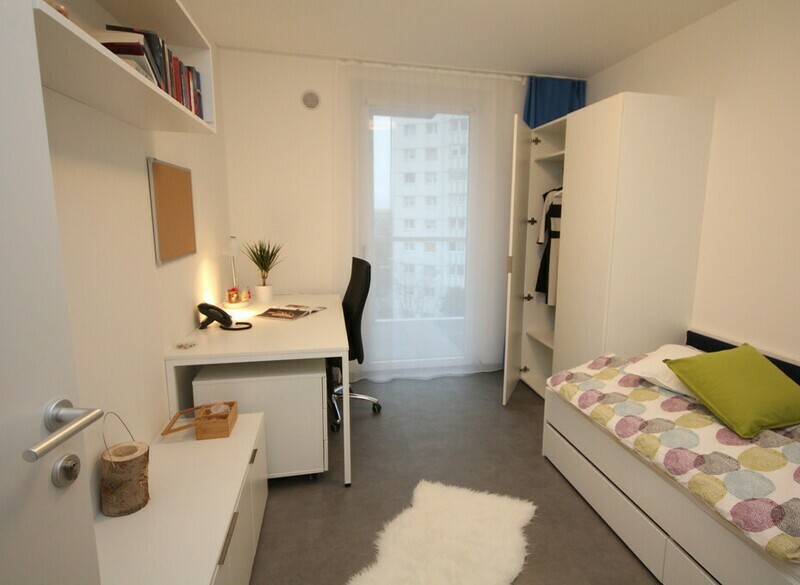 STYLISHLY FURNISHED Single room in a 3-bedroom shared apartment