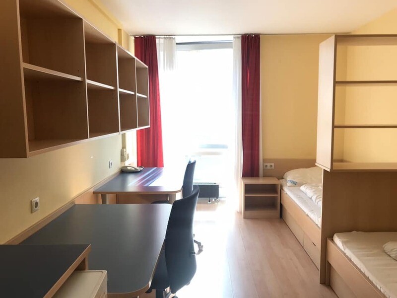Twin room with private bathroom