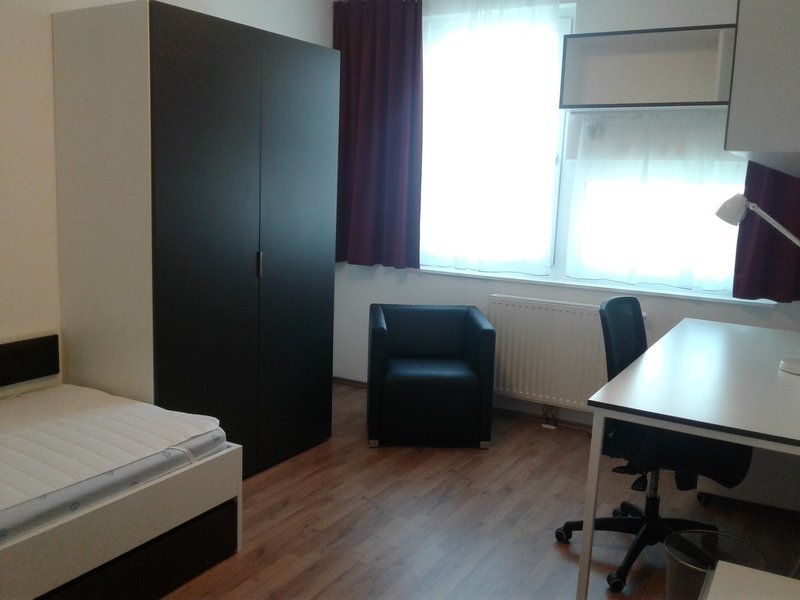 Tastefully furnished single room in a 2-person apartment