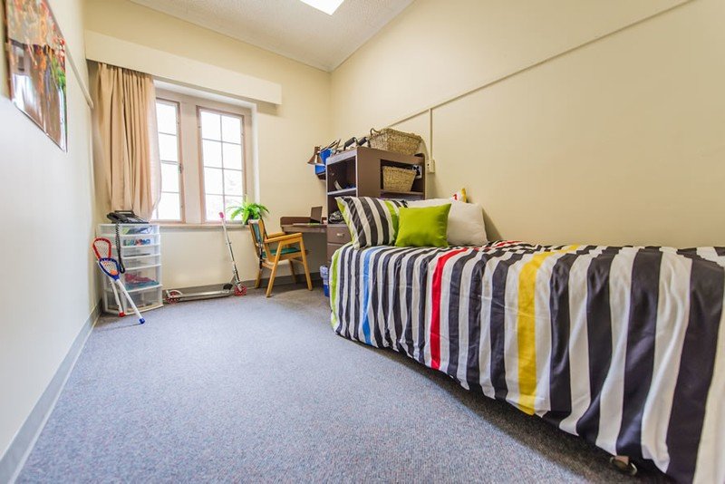 Linked single room with SHARED Shower/WC and common kitchen in a student housing Linz