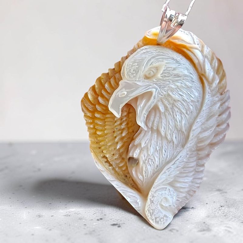 Bassorilievo in Madreperla Raffigurante un'Aquila – Inciso e Intagliato a Mano con gancio in argento Bassorilievo in Madreperla Raffigurante un'Aquila – Inciso e Intagliato a Mano con gancio in argento