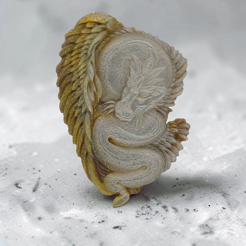 Bassorilievo in Madreperla Raffigurante un Drago – Inciso e Intagliato a Mano Bassorilievo in Madreperla Raffigurante un Drago – Inciso e Intagliato a Mano