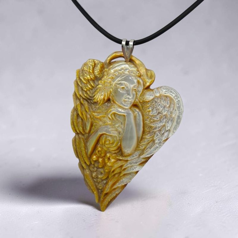 Bassorilievo in Madreperla Raffigurante un Angelo in meditazione – Inciso e Intagliato a Mano con gancio in argento 925 Bassorilievo in Madreperla Raffigurante un Angelo in meditazione – Inciso e Intagliato a Mano con gancio in argento 925