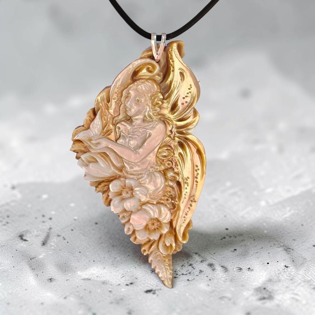 Bassorilievo in Madreperla Raffigurante La Fata dei Fiori – Inciso e Intagliato a Mano con gancio in argento 925